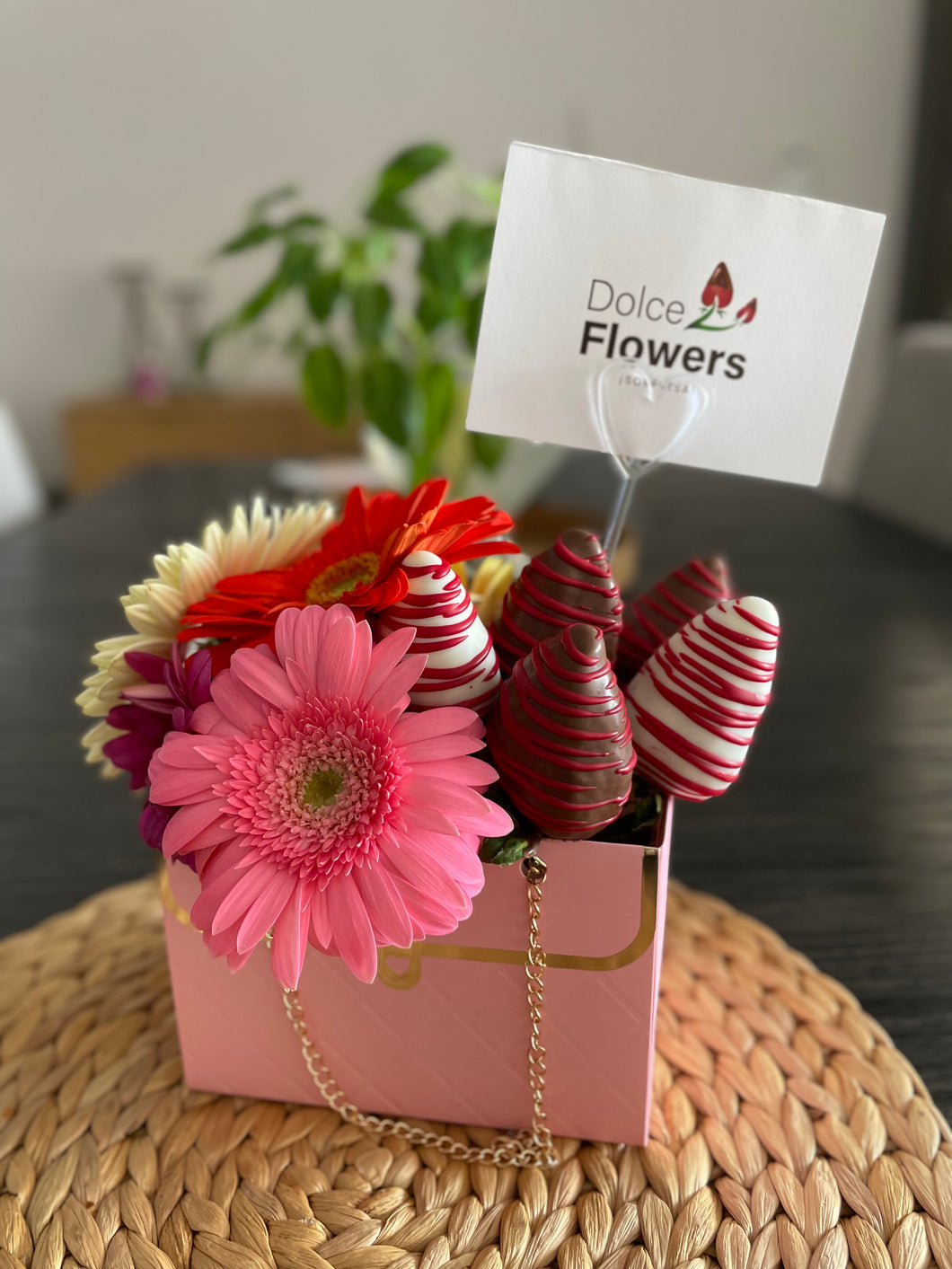 Cartera de gerberas y fresas con chocolate